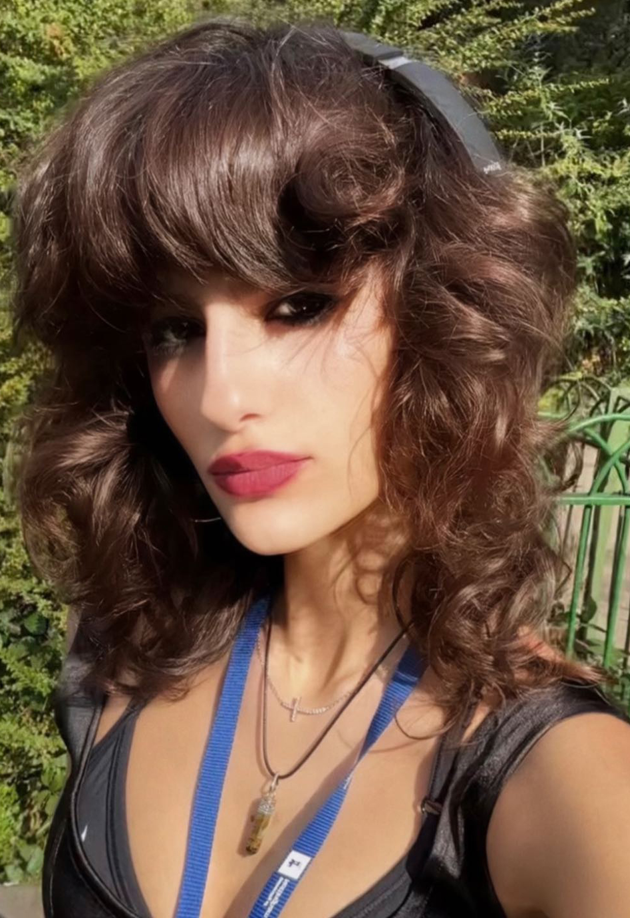 كيرا يغنم